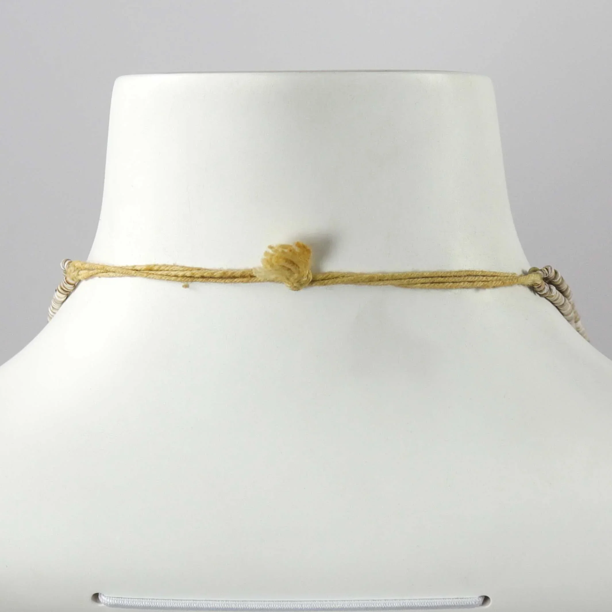 1960s Olive Shell Necklace - Image 5